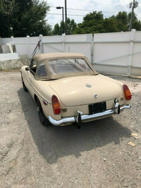 1971 Off White MG MGB Convertible