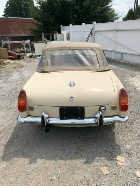 1971 Off White MG MGB Convertible
