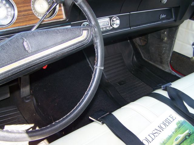 1971 Red Oldsmobile Cutlass Coupe