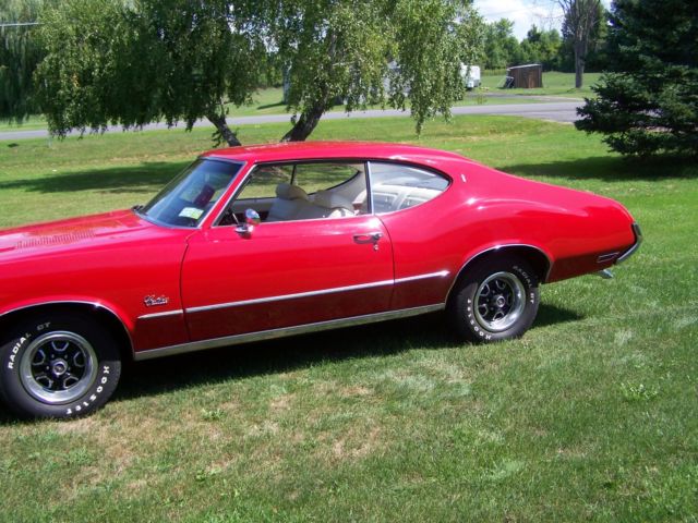 1971 Red Oldsmobile Cutlass Coupe