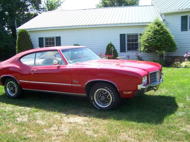 1971 Red Oldsmobile Cutlass Coupe