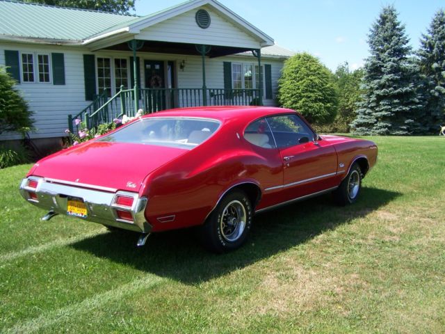 1971 Red Oldsmobile Cutlass Coupe