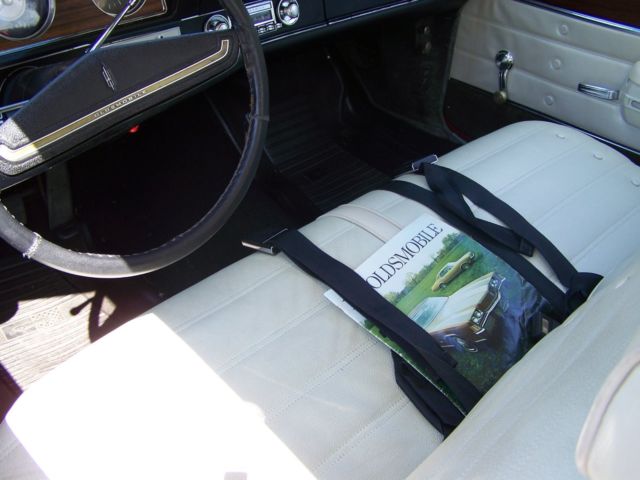 1971 Red Oldsmobile Cutlass Coupe