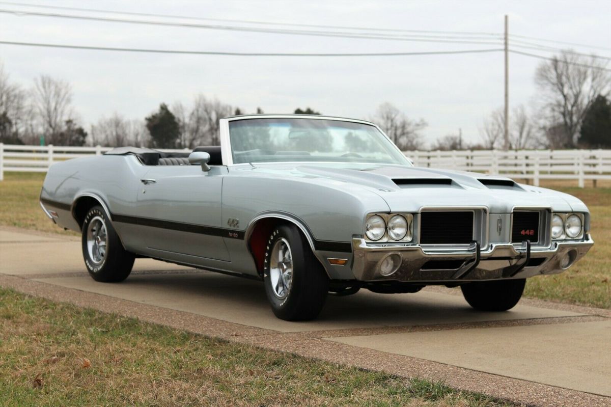1971 Silver Oldsmobile 442 Convertible