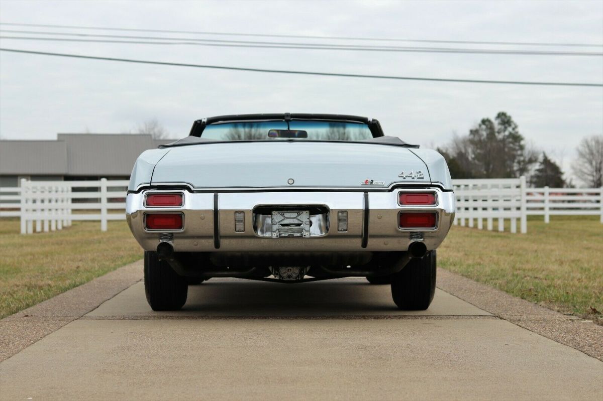 1971 Silver Oldsmobile 442 Convertible