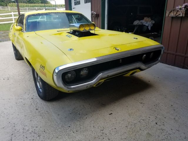 1971 Yellow Plymouth Road Runner Coupe