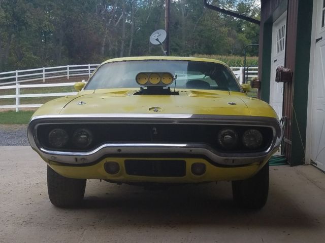 1971 Yellow Plymouth Road Runner Coupe