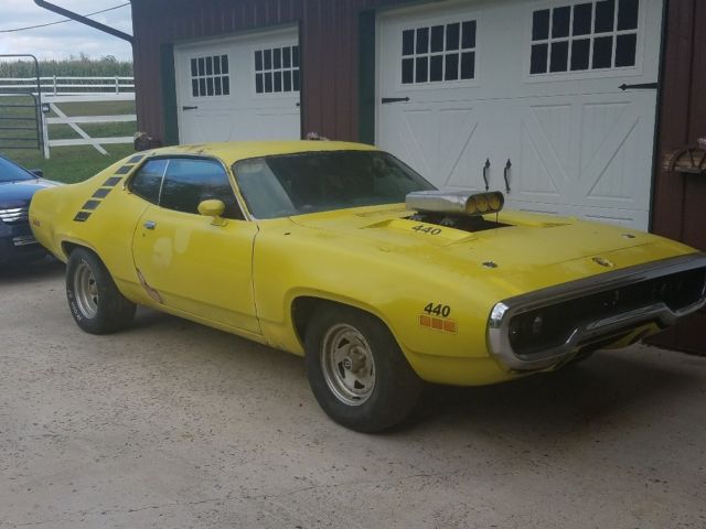 1971 Yellow Plymouth Road Runner Coupe
