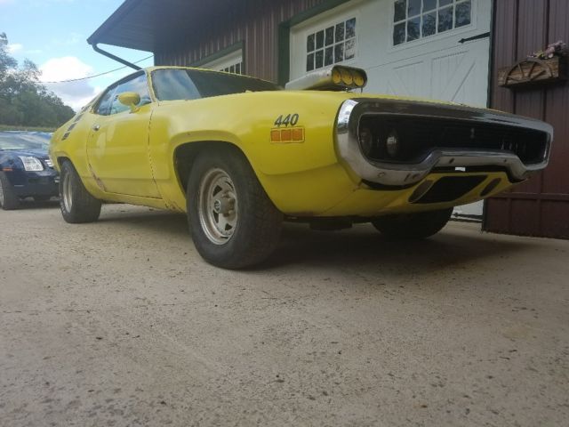 1971 Yellow Plymouth Road Runner Coupe