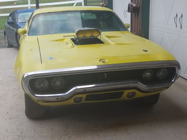 1971 Yellow Plymouth Road Runner Coupe
