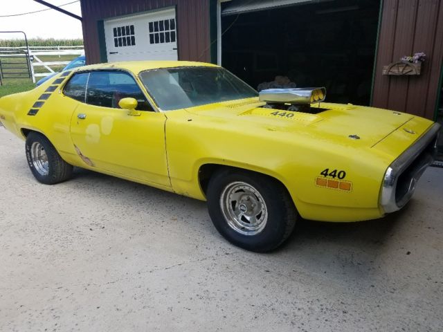 1971 Yellow Plymouth Road Runner Coupe