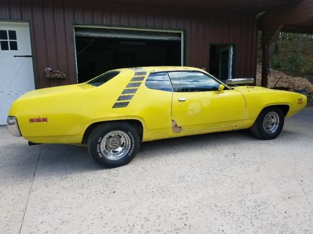 1971 Yellow Plymouth Road Runner Coupe