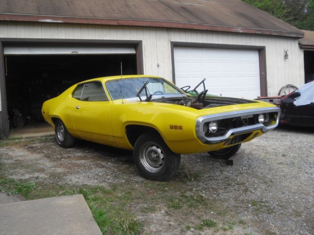 1971 Yellow Plymouth Road Runner