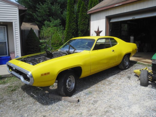 1971 Yellow Plymouth Road Runner