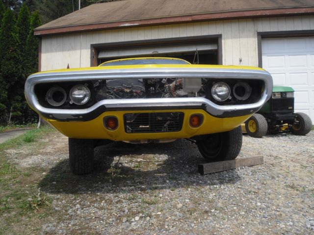 1971 Yellow Plymouth Road Runner