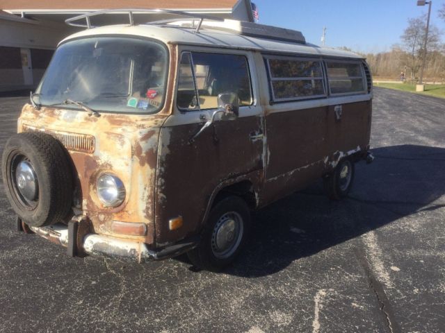 1971 Brown Volkswagen Bus/Vanagon Camper pop top bus