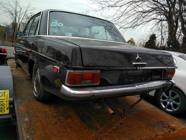 1972 Brown Mercedes-Benz M-Class Sedan
