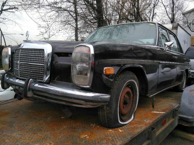 1972 Brown Mercedes-Benz M-Class Sedan