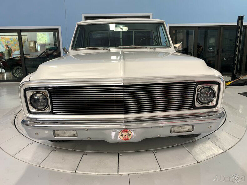 1972 White Chevrolet C10