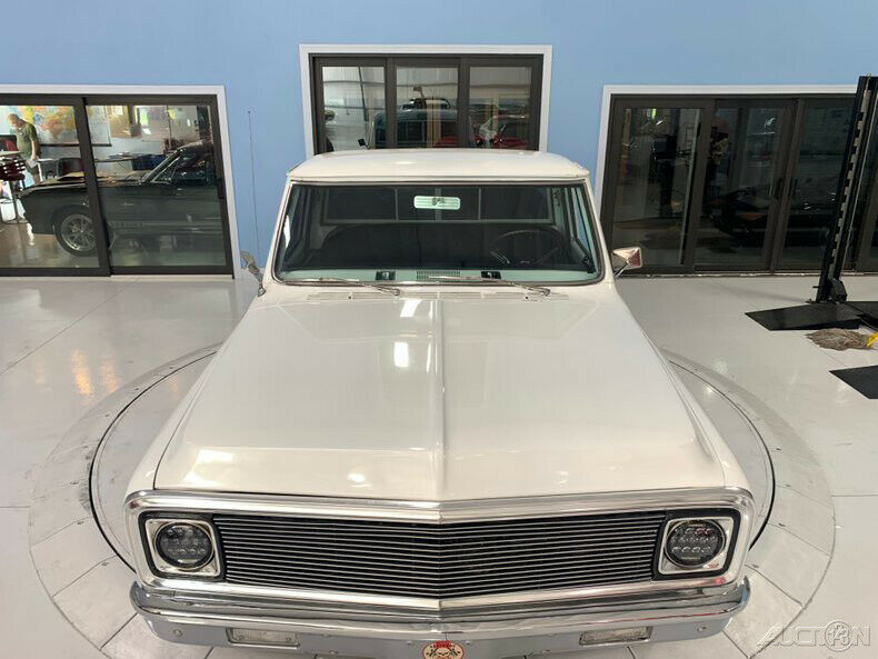 1972 White Chevrolet C10