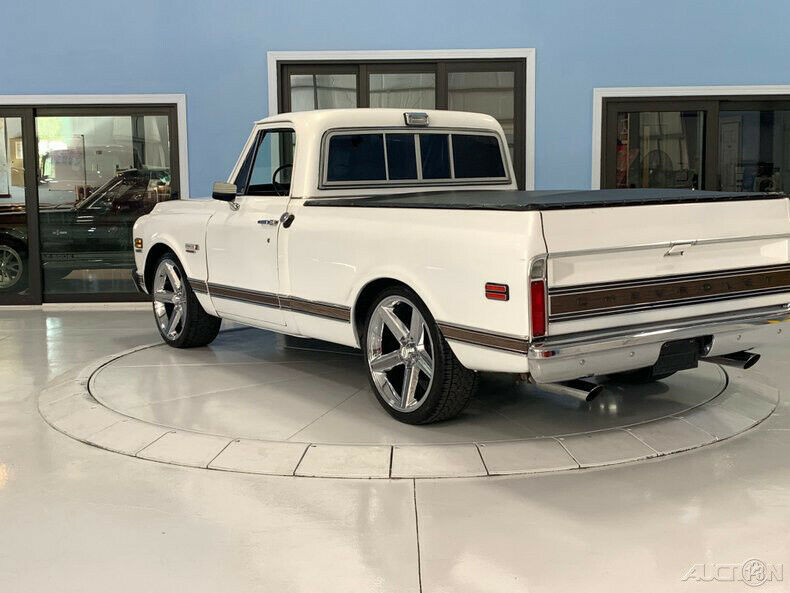1972 White Chevrolet C10