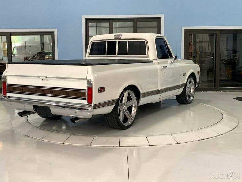 1972 White Chevrolet C10