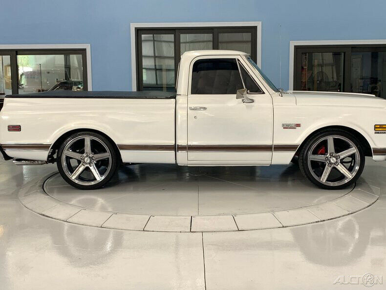 1972 White Chevrolet C10