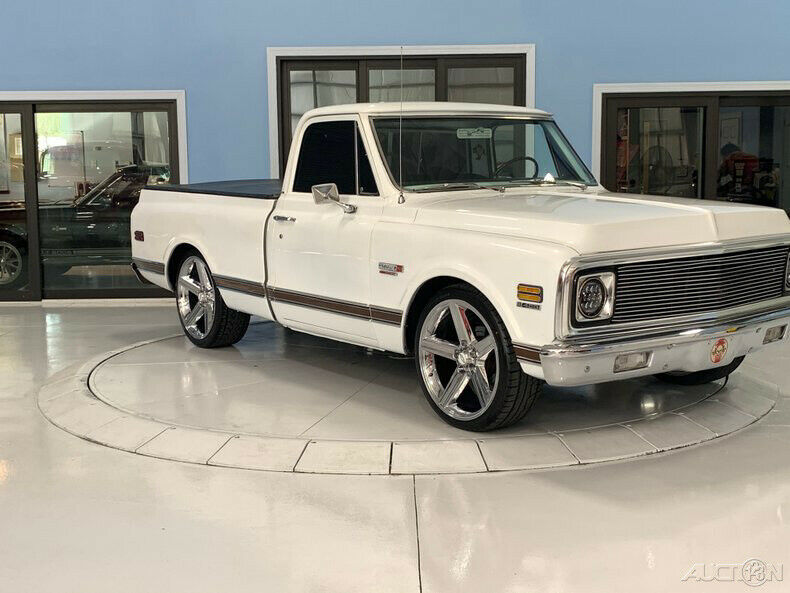1972 White Chevrolet C10