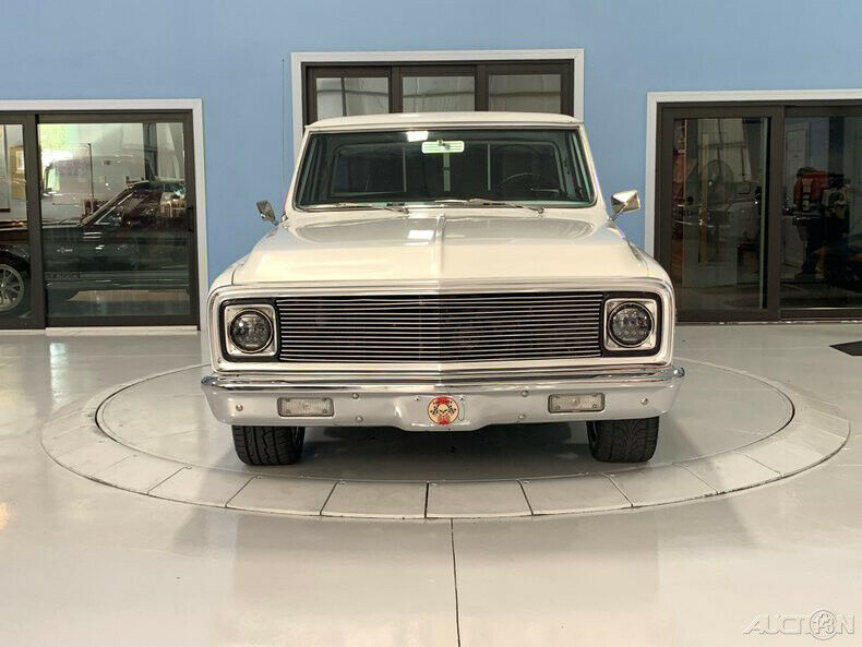 1972 White Chevrolet C10
