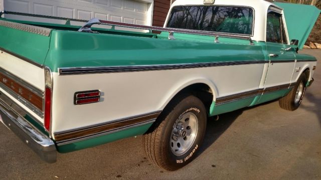 1972 White & Ochre Chevrolet C-10 Fleet side pickup