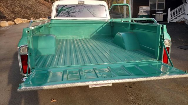 1972 White & Ochre Chevrolet C-10 Fleet side pickup