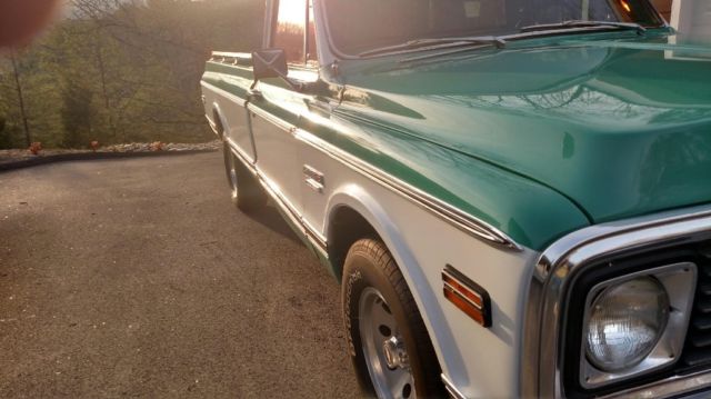1972 White & Ochre Chevrolet C-10 Fleet side pickup