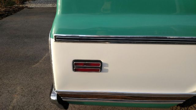 1972 White & Ochre Chevrolet C-10 Fleet side pickup