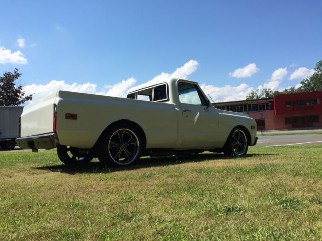 1972 White Chevrolet C-10 Pickup
