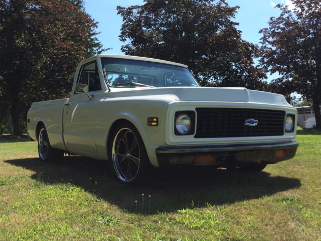 1972 White Chevrolet C-10 Pickup