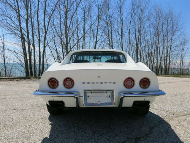 1972 White Chevrolet Corvette Coupe