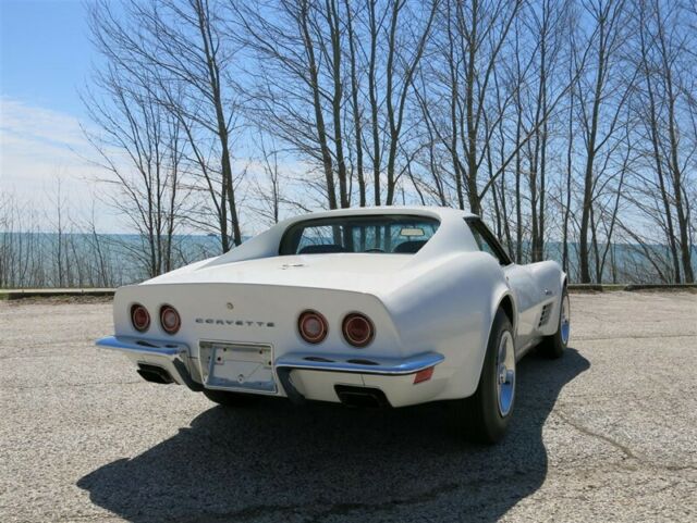 1972 White Chevrolet Corvette Coupe