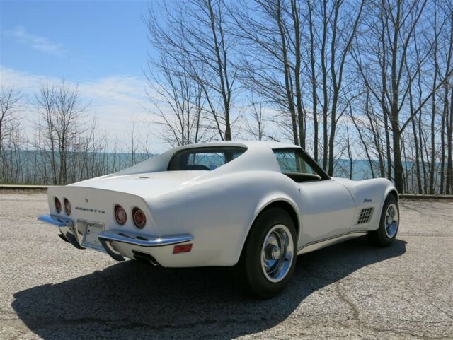 1972 White Chevrolet Corvette Coupe
