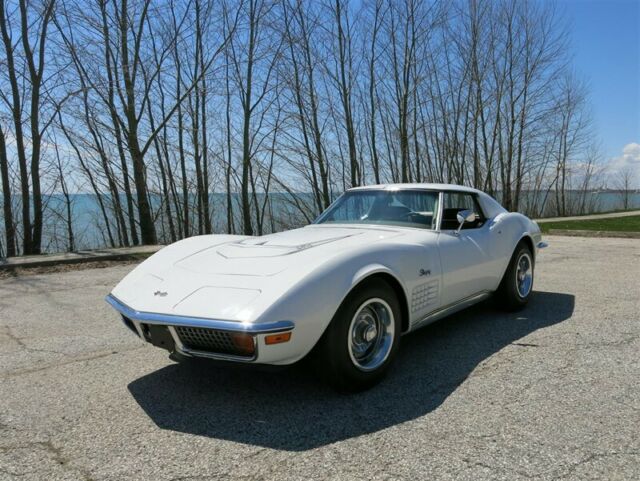 1972 White Chevrolet Corvette Coupe
