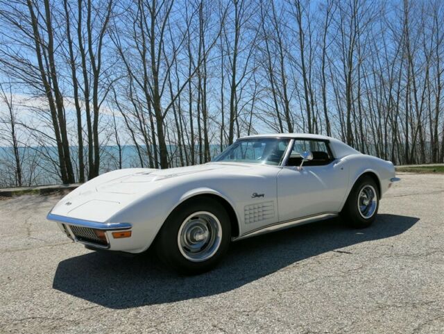 1972 White Chevrolet Corvette Coupe