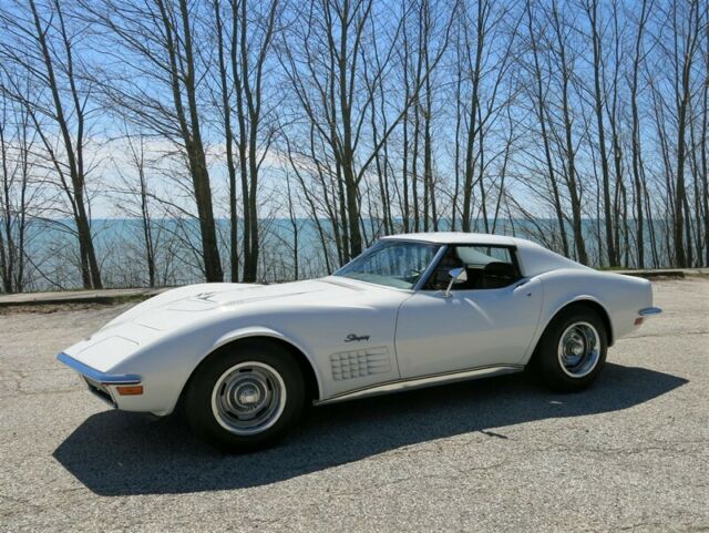 1972 White Chevrolet Corvette Coupe
