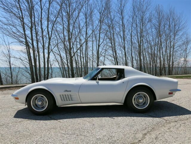 1972 White Chevrolet Corvette Coupe