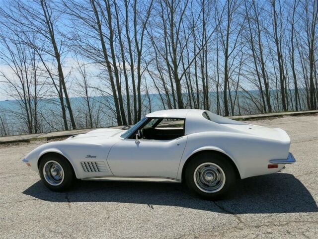 1972 White Chevrolet Corvette Coupe