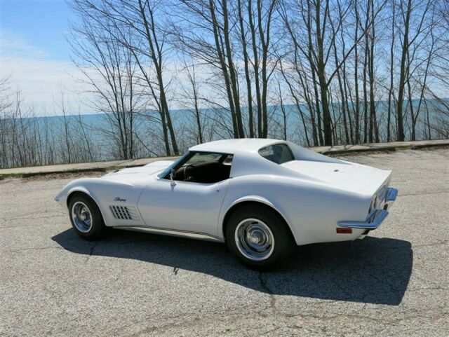 1972 White Chevrolet Corvette Coupe