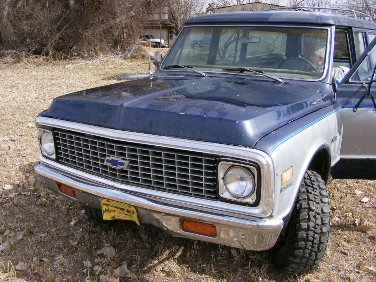 1972 Blue Chevrolet Suburban SUV
