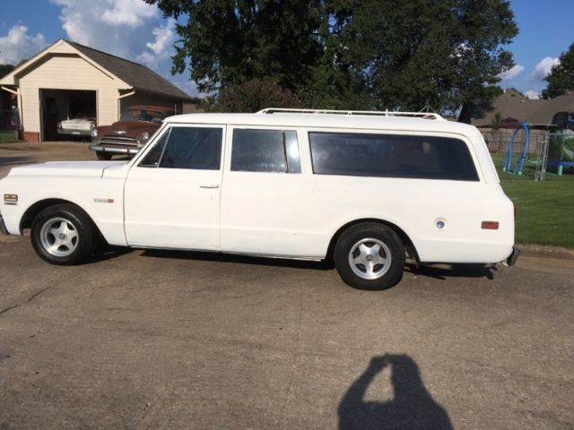 1972 White Chevrolet Suburban SUV