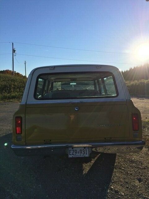 1972 Yellow Ochre Chevrolet Suburban SUV