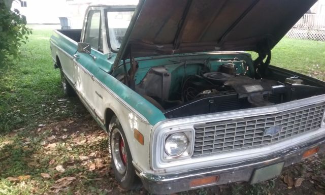 1972 WHITE AND GREEN Chevrolet C-10 Standard Cab Pickup