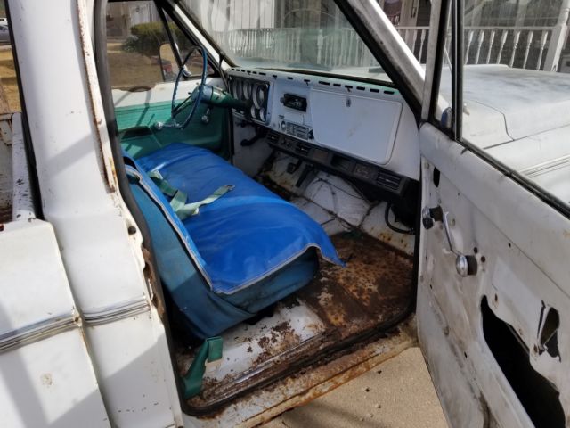 1972 White Chevrolet C-10 Pickup