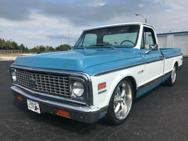 1972 BLUE & WHITE Chevrolet C-10 PICK-UP